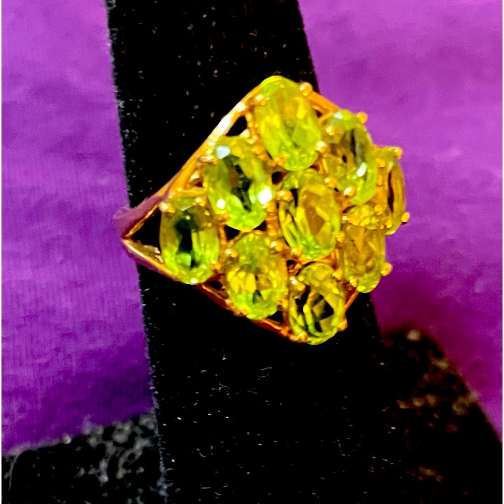 Pretty 10k gold peridot cluster ring